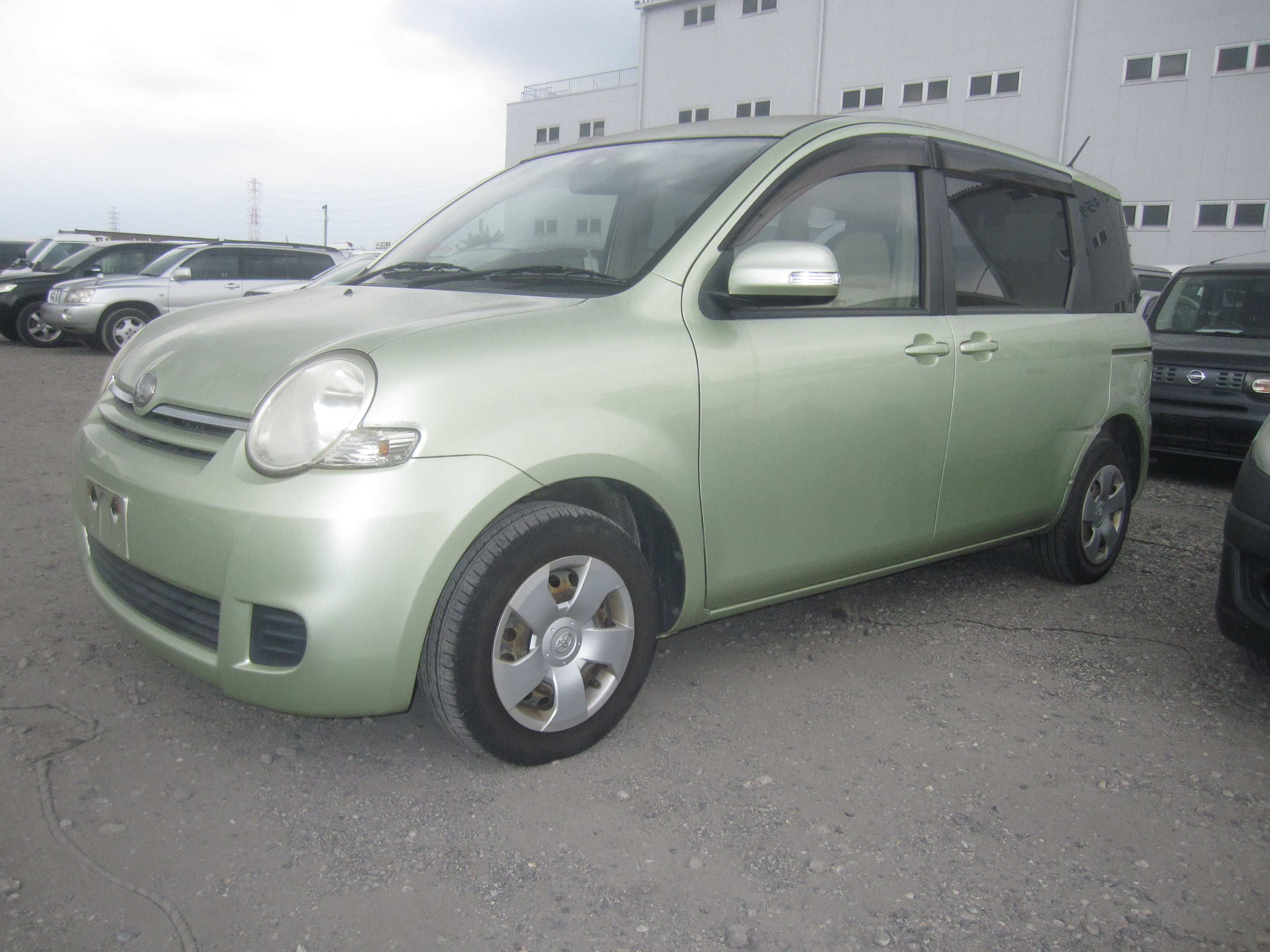 Toyota sienta ncp81g