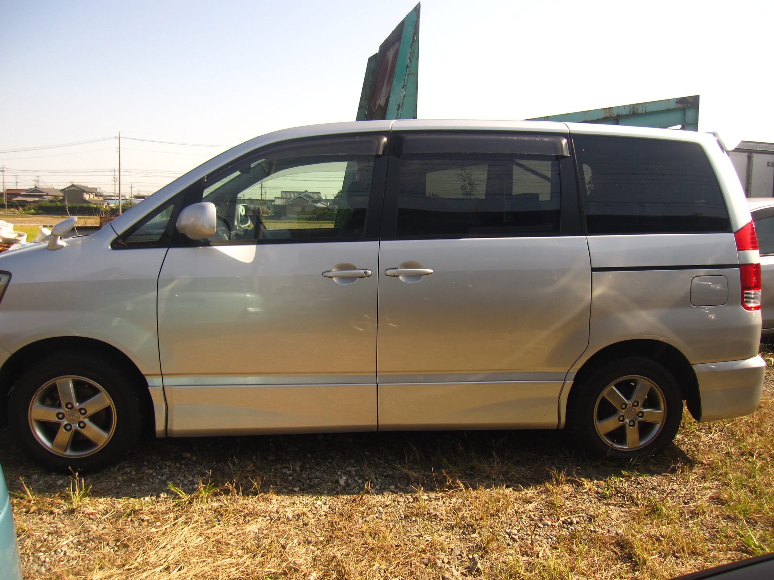 Toyota noah azr60