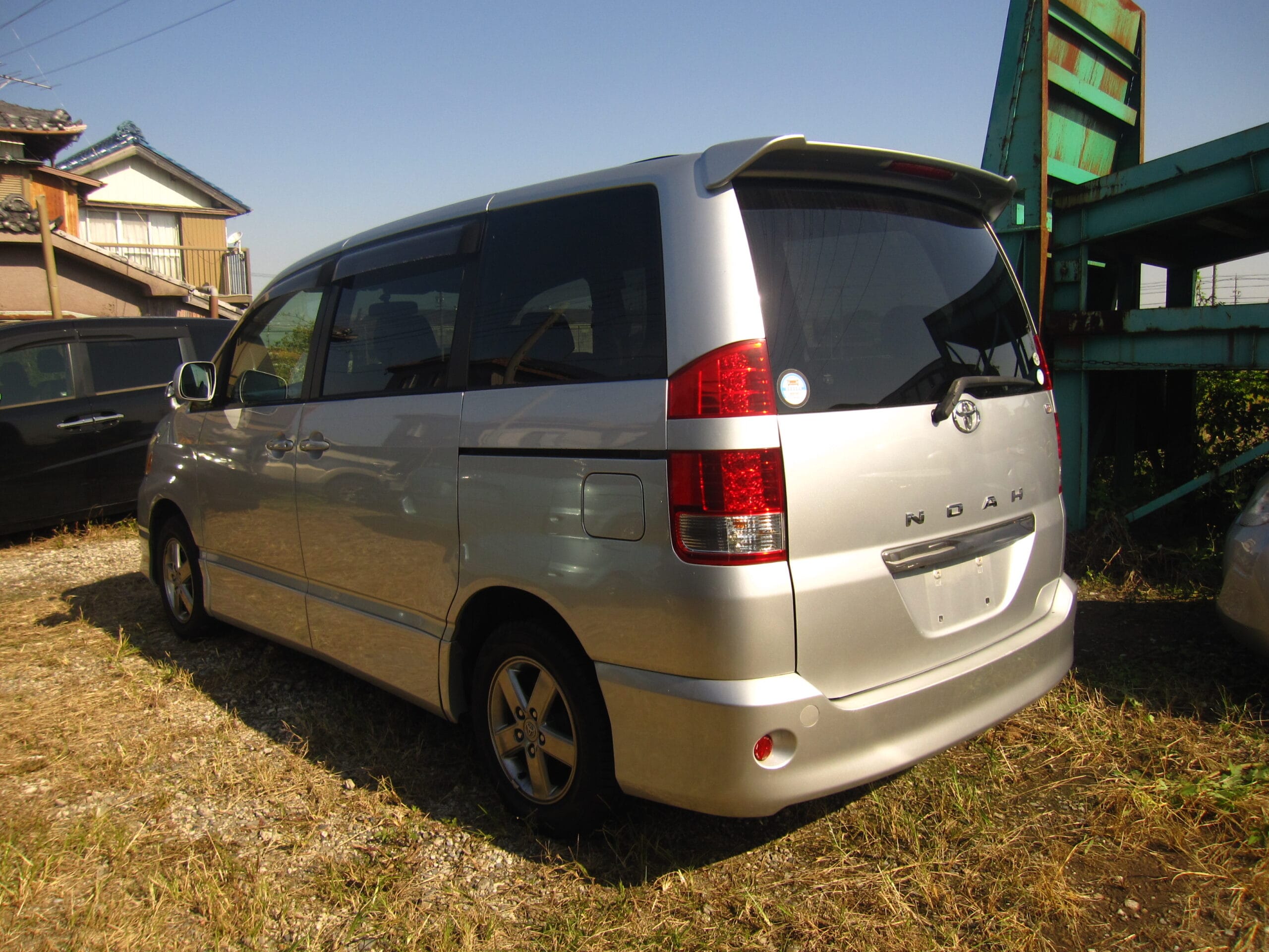 Toyota noah azr60