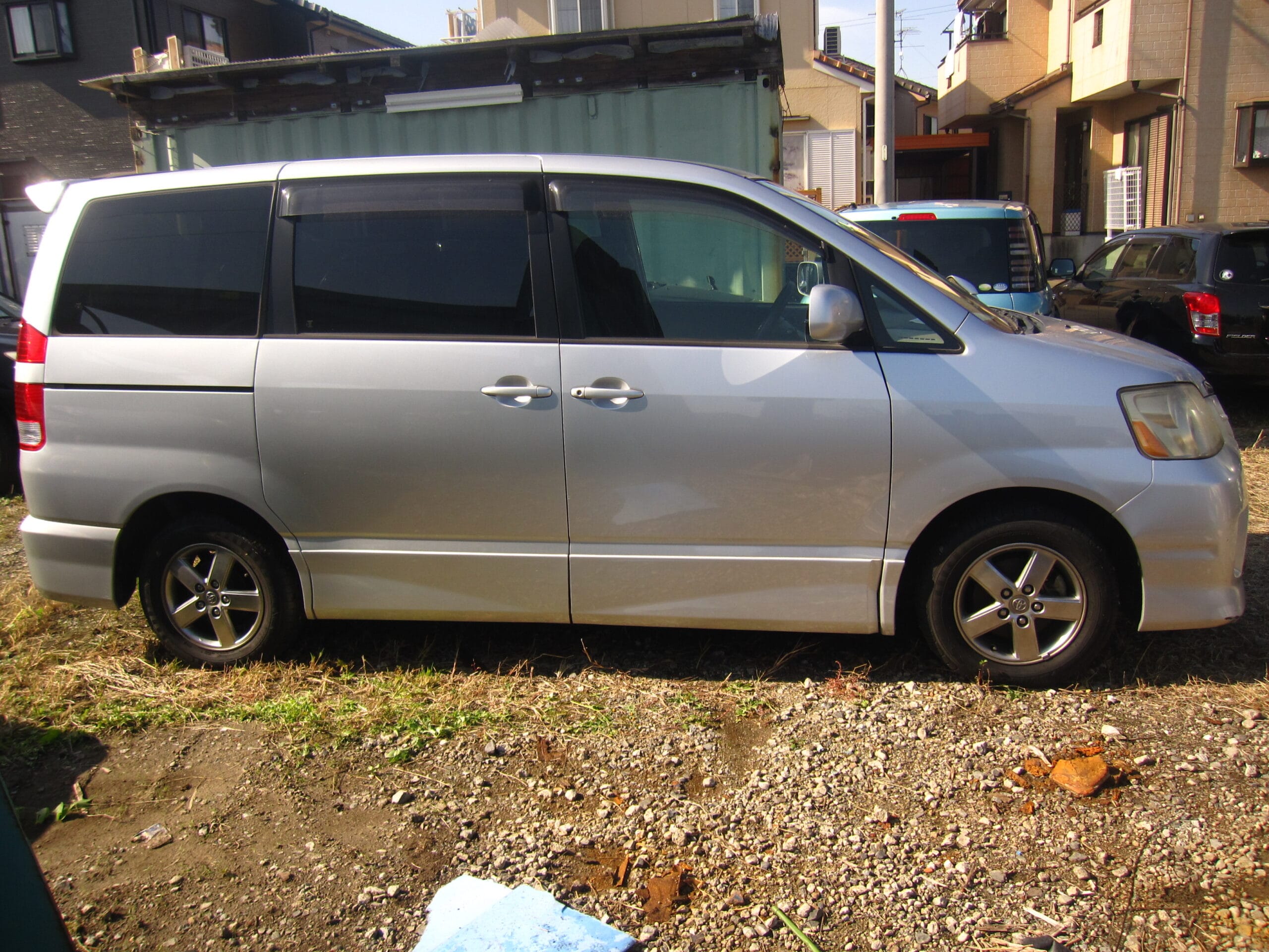 Toyota noah azr60